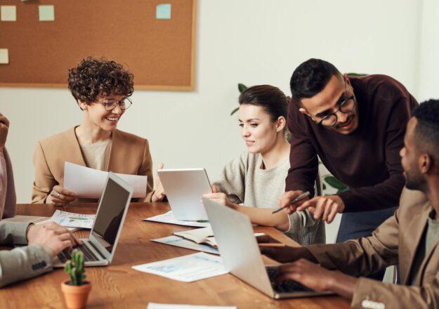 Une équipe en meeting